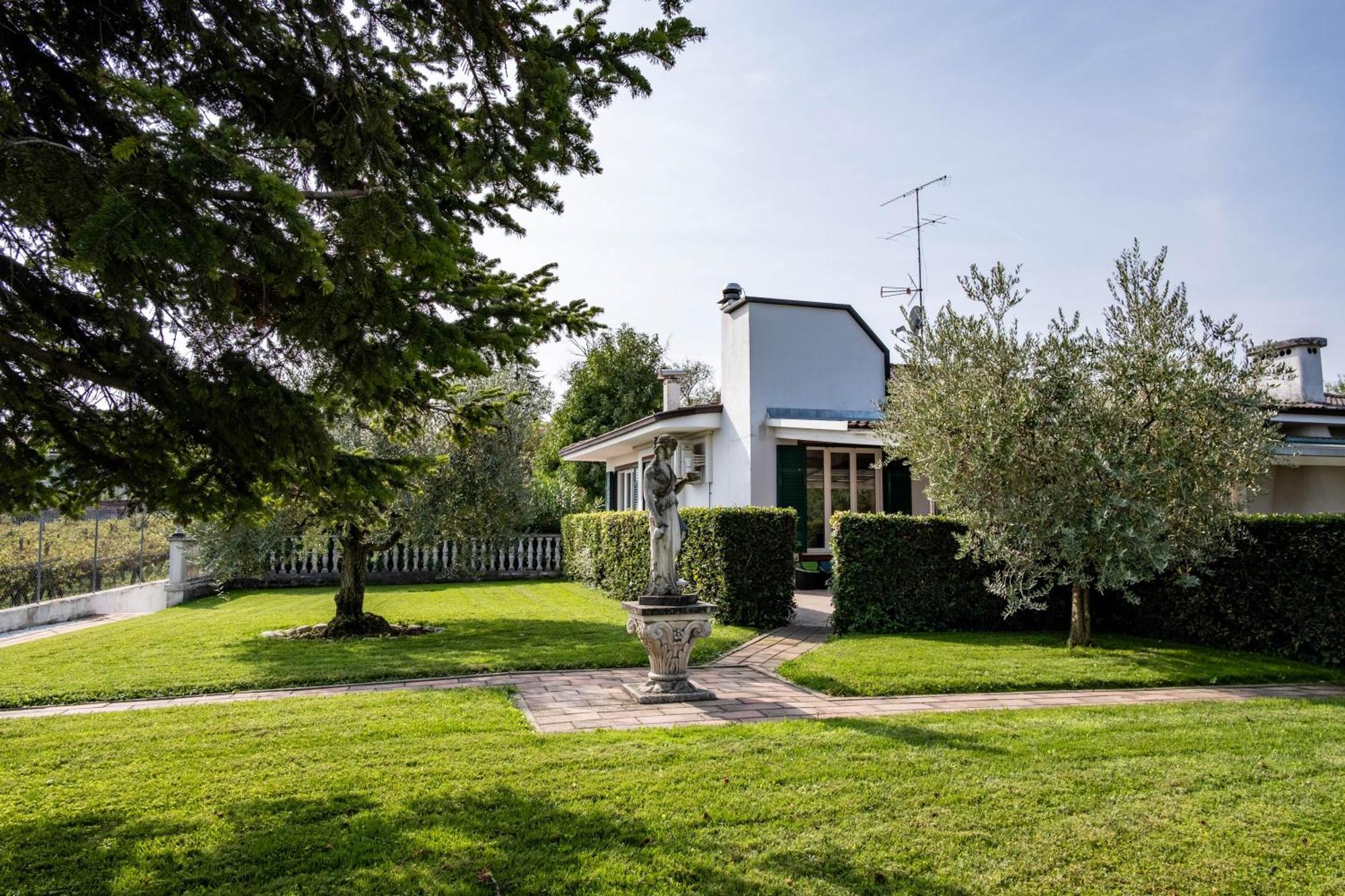 Villa Carini With 3000 Mq Garden & Heated Pool 카스텔누보델가다 외부 사진